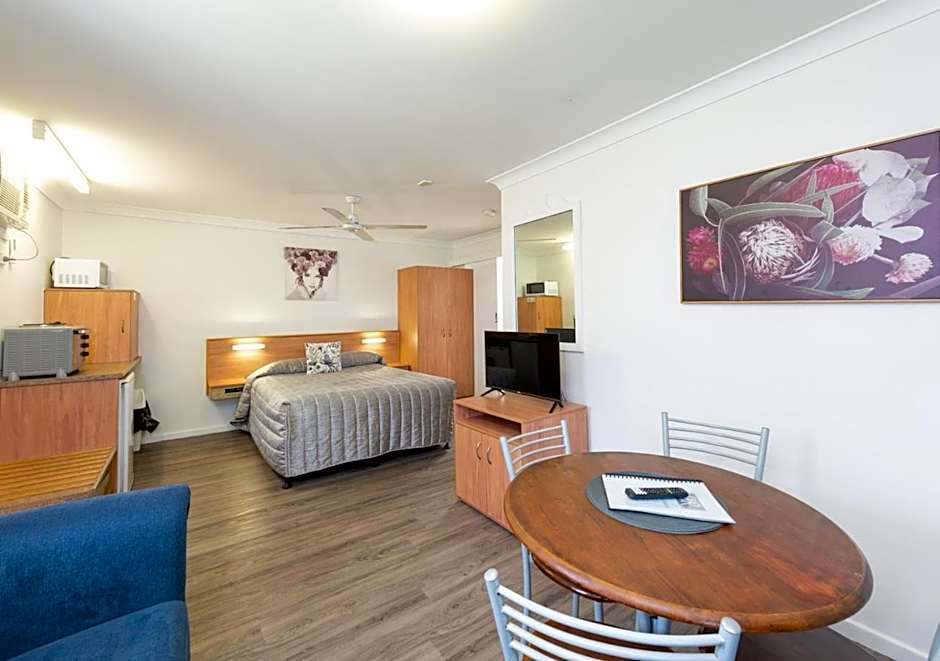 Riviera on Ruthven Motel