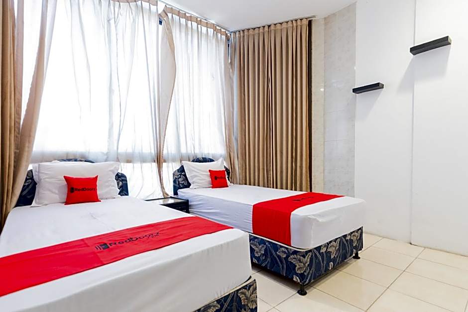 RedDoorz @ Sparkling Hotel near Stasiun Gubeng Surabaya