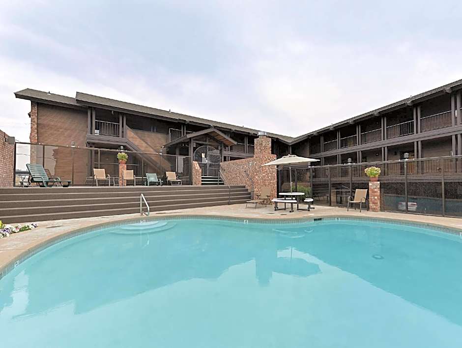 Cedar Street Hotel & Suites