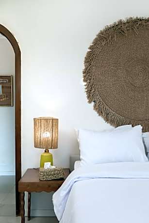 "Grand Museum view: Earthy historic Studio"