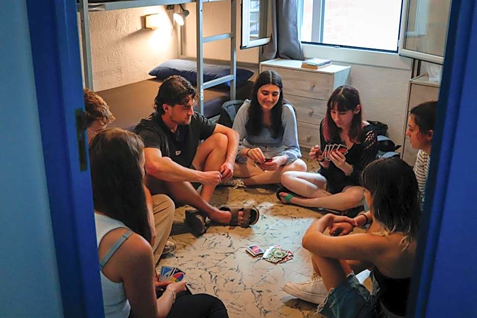 Mana Mana Youth Hostel