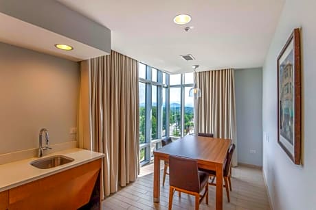 King Suite with Mountain View