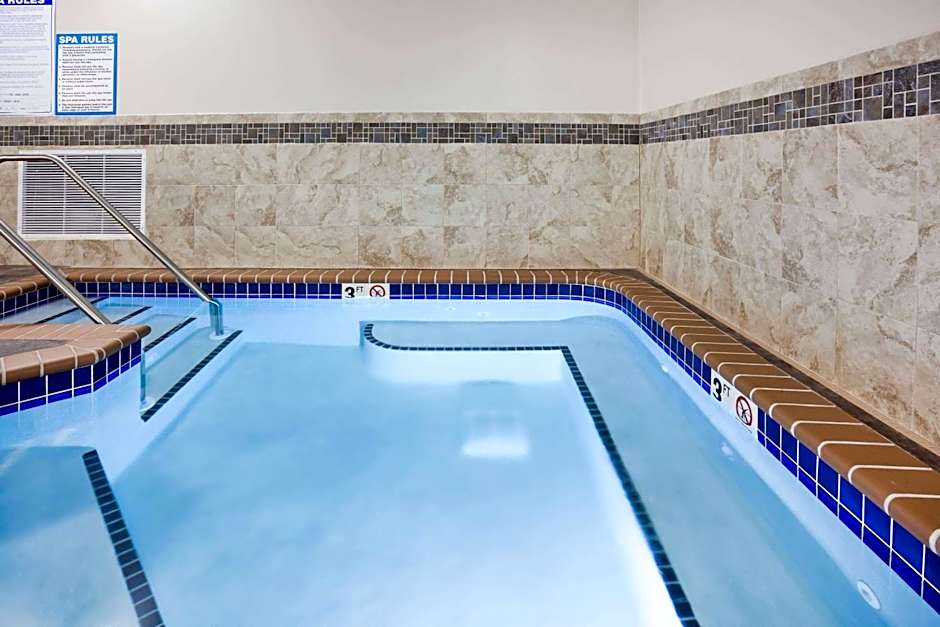 AmericInn by Wyndham DeWitt