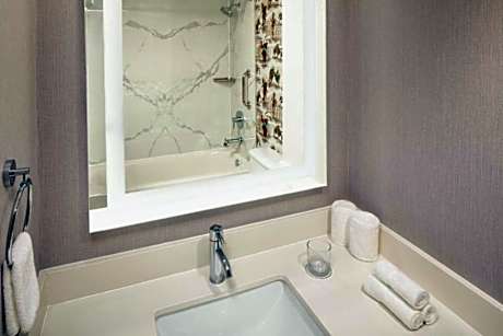 2 QUEEN EXECUTIVE FLOOR HEARING ACCESSIBLE
