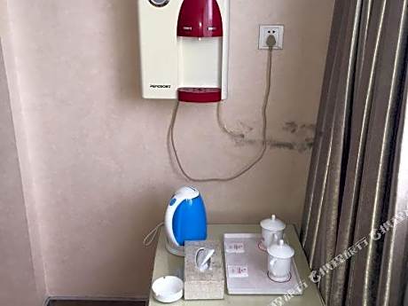 Thank U Hotel (Lengshuijiang Red Double Happiness Building Material Market)