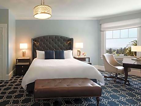 Fairmont King Room with Tub - Hearing/Mobility Accessible