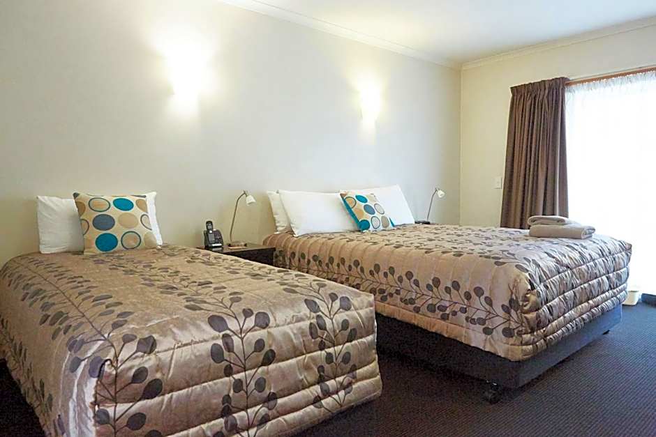 Admiral Court Motel & Apartments