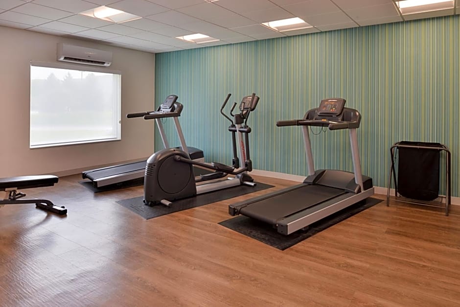 Holiday Inn Express & Suites Omaha - 120th and Maple By IHG
