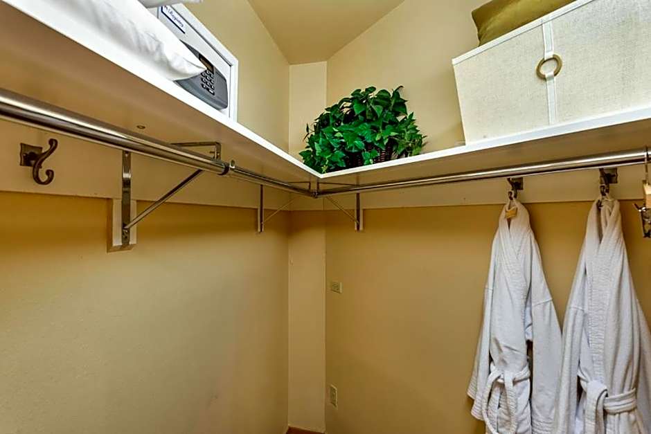 Independence Square Unit 309, Downtown Hotel Room with A/C in Aspen, Wet Bar & More