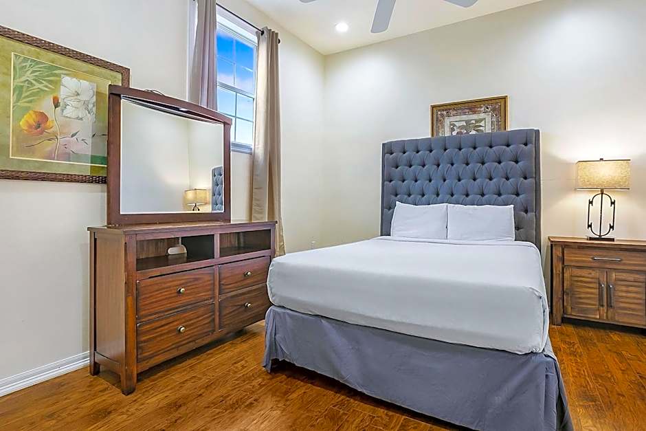 Modern 4BR Penthouse in Downtown by Hosteeva