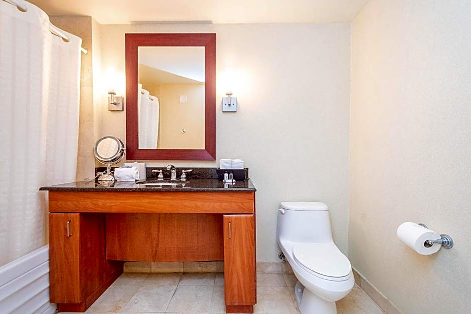 TRUMP INTL 2 BEDROOM APARTMENT 1600 Sqf Ocean and Bay View