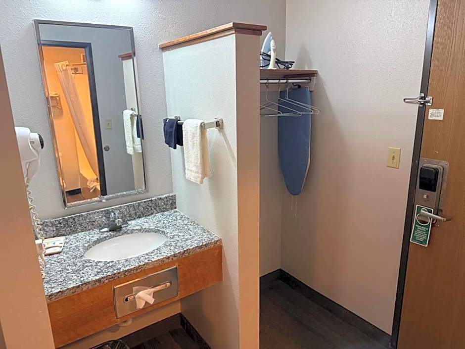 Country Haven Inn