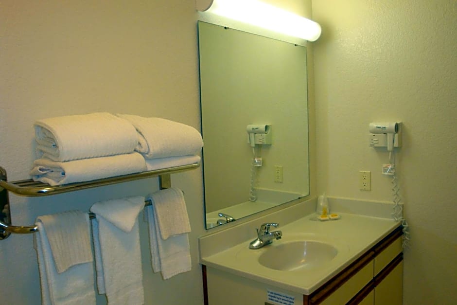Days Inn & Suites by Wyndham Green Bay WI