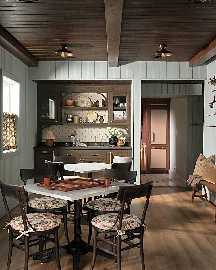 The June Motel, Beaver Valley