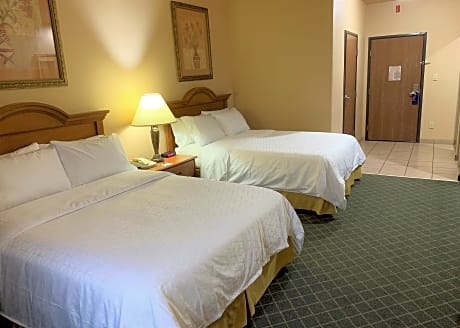 Standard Queen Room with Two Queen Beds and Accessible Tub