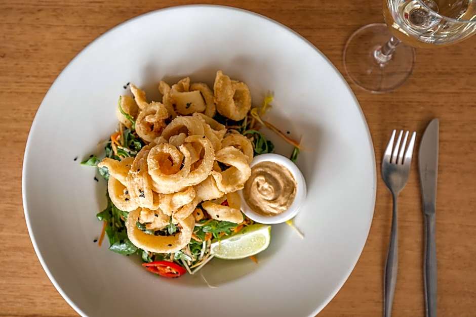 Riverfront Motel & Villas