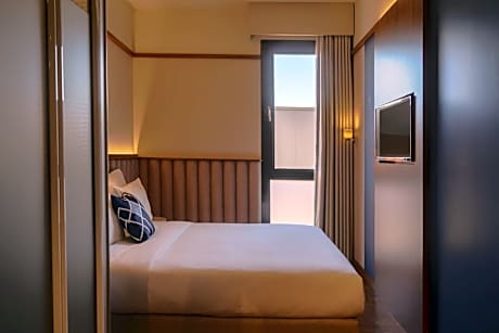 Standard King Room with Urban View