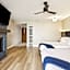 456 Embarcadero Inn & Suites