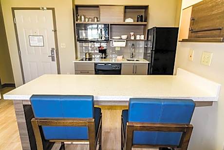 1 Queen Bed One Bedroom Suite