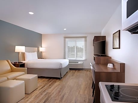 Deluxe Studio 1 Queen Bed Non-smoking