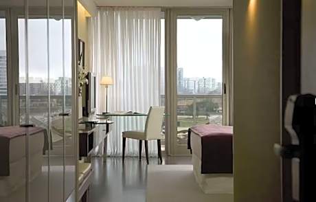 1 King Bed NSMK Superior Room Front View Work Desk Internet Pet Friendly Room Full Breakfast