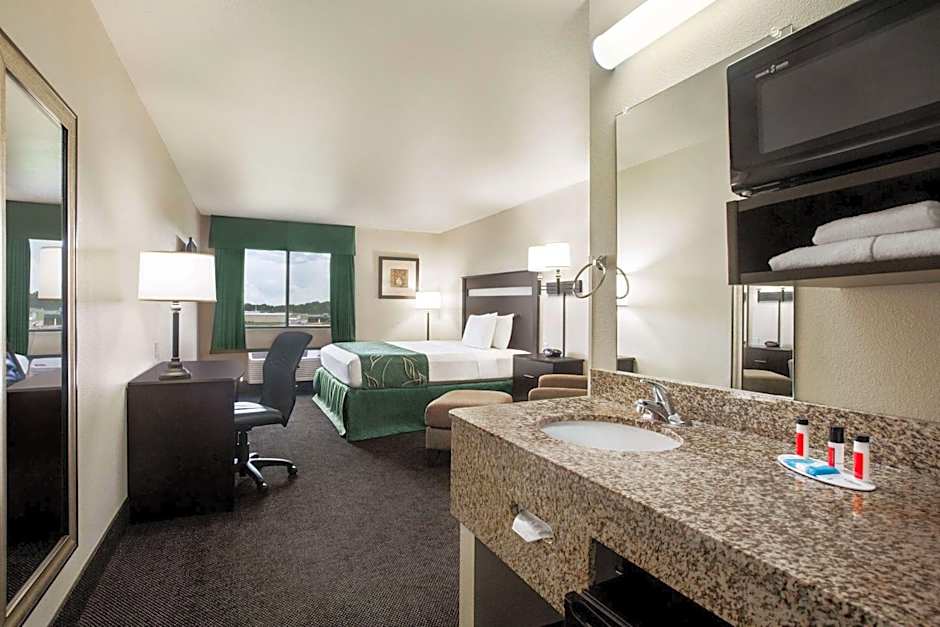 Travelodge by Wyndham Livonia