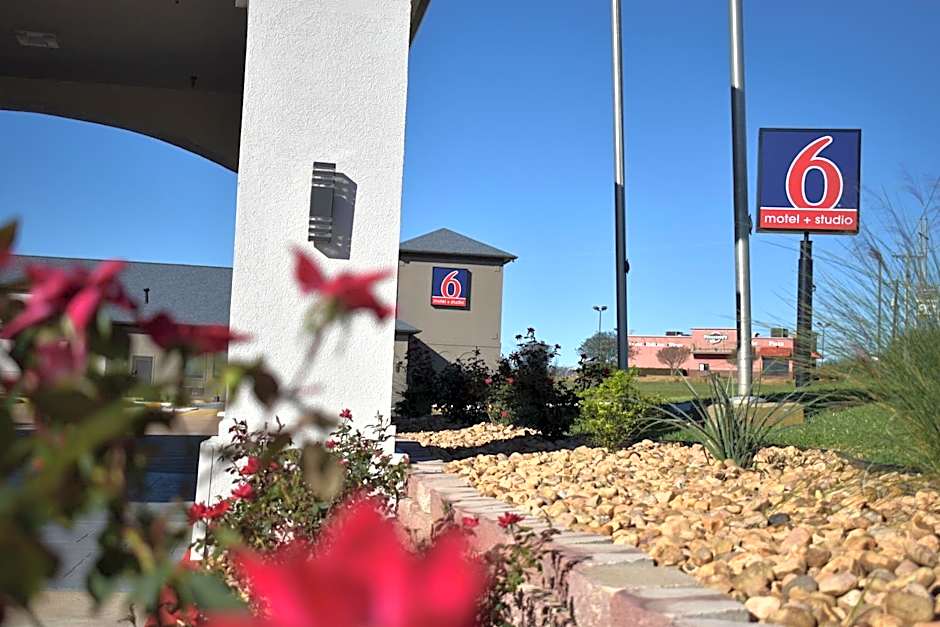 Motel 6-Brenham, TX
