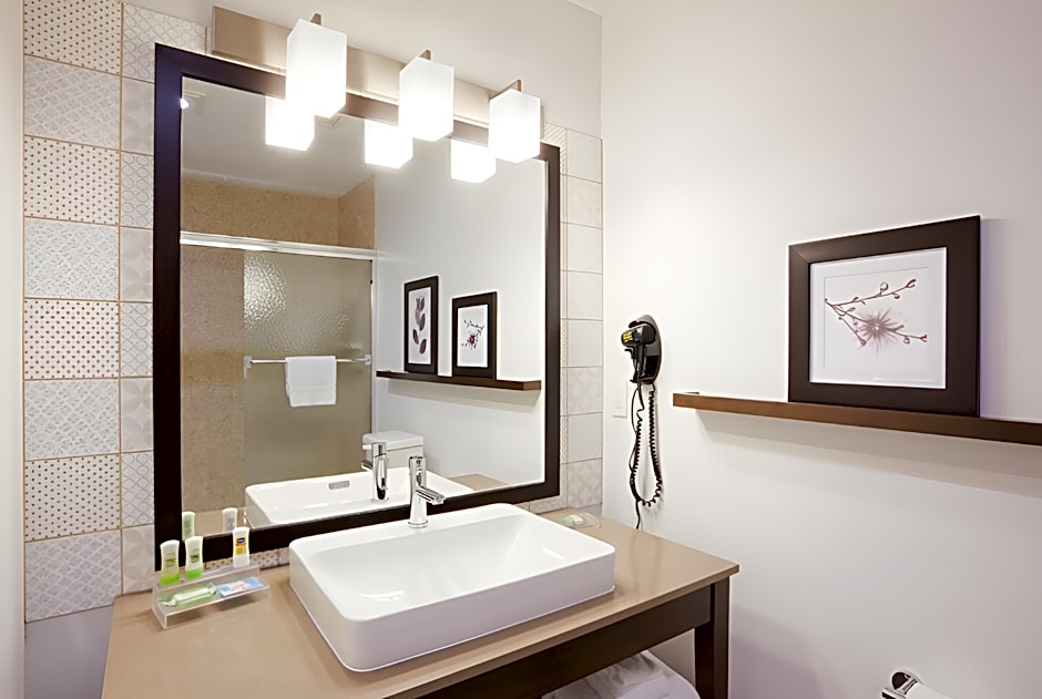 Country Inn & Suites by Radisson, Chippewa Falls, WI