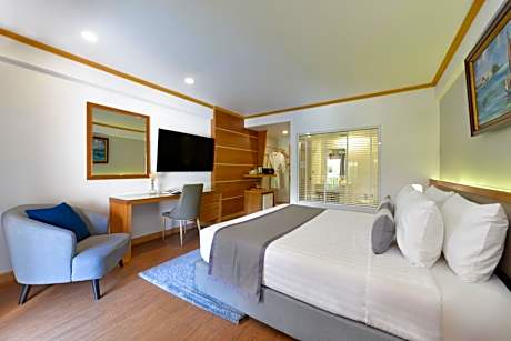 Deluxe Room with See-through Bathtub