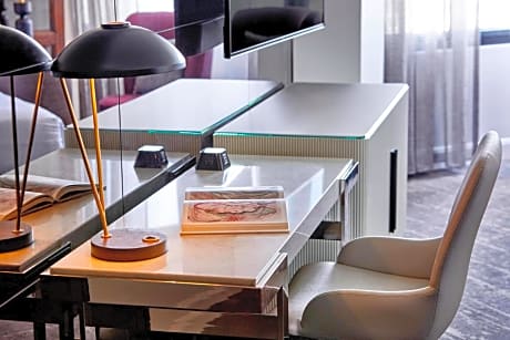 Deluxe King Room with Adapted Tub - Mobility Accessible