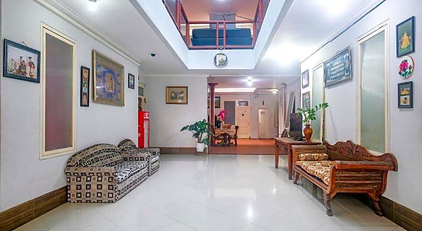 RedDoorz near Batik Tulis Celaket 2