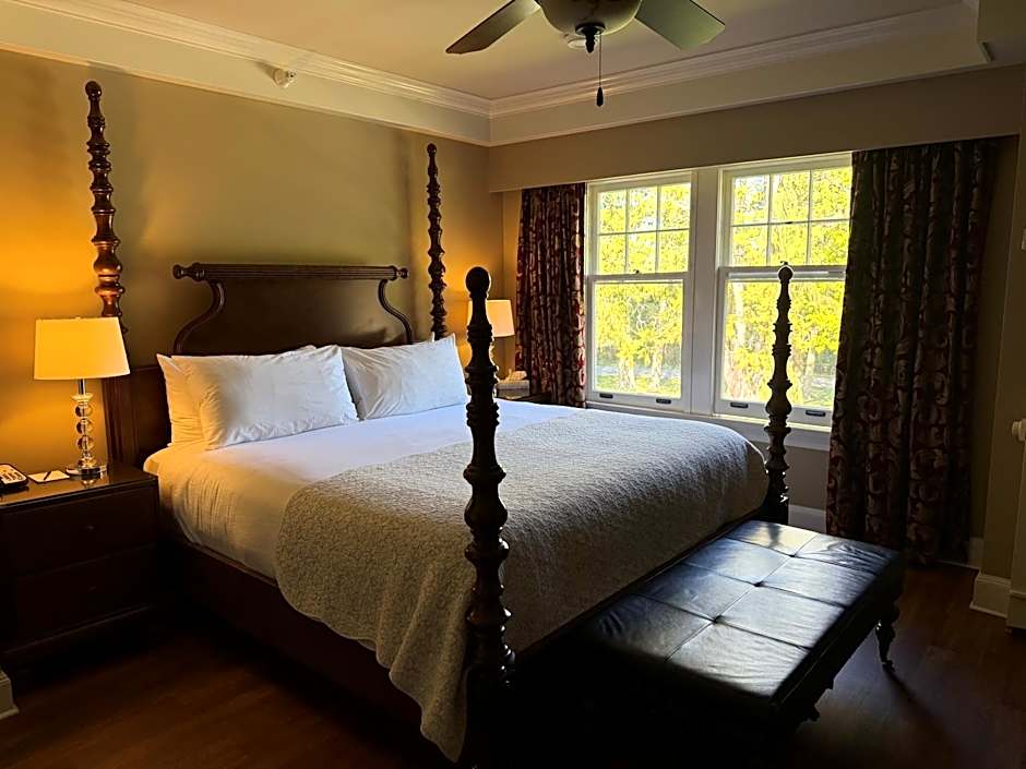 Crown Mansion Boutique Hotel & Villas