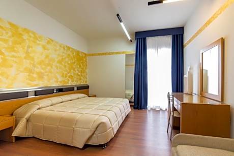 Double or Twin Room with Sea View