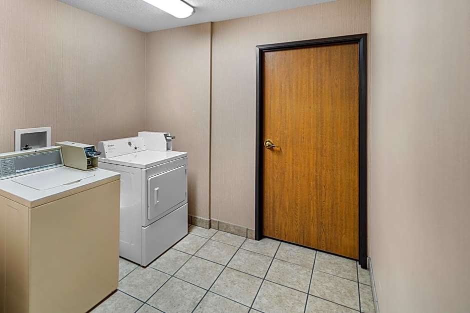 EverSpring Inn & Suites