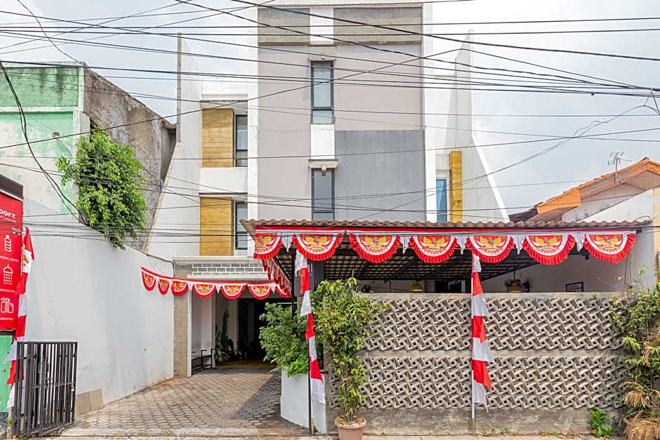 RedDoorz Plus Syariah near Mall Pondok Indah