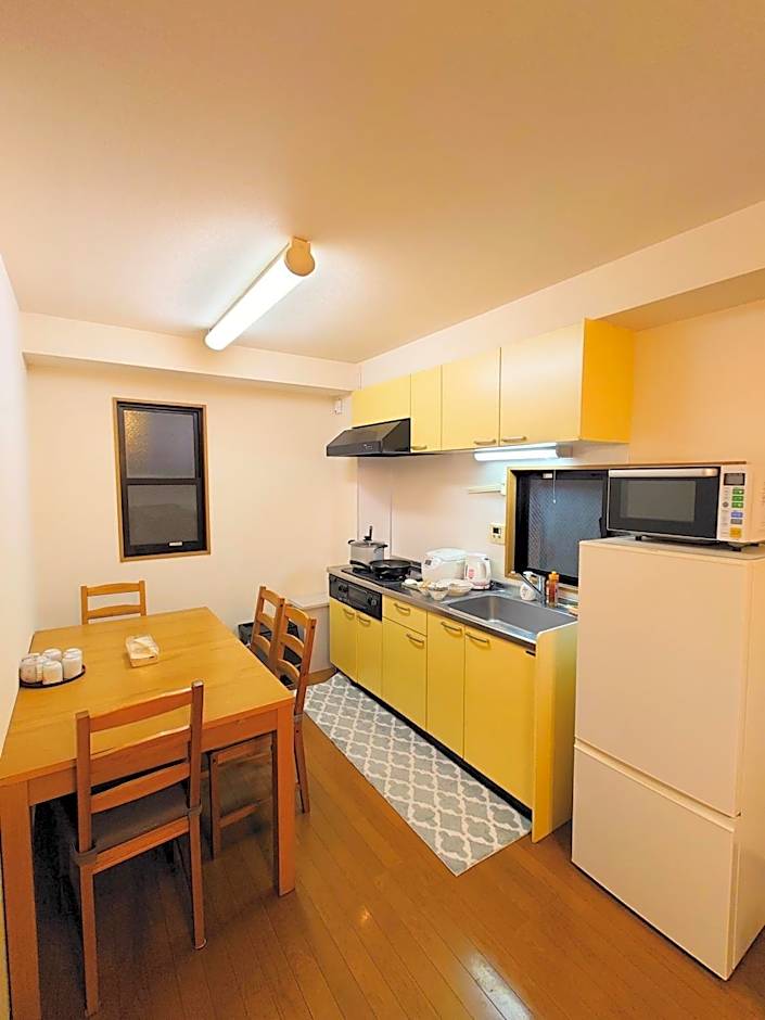 honeys guest house elevator , wash machine, huge closet space, private bathroom, walk to skytree in 10 minutes