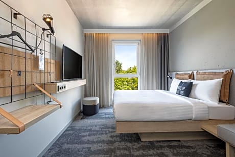 Moxy Queen Room with City View