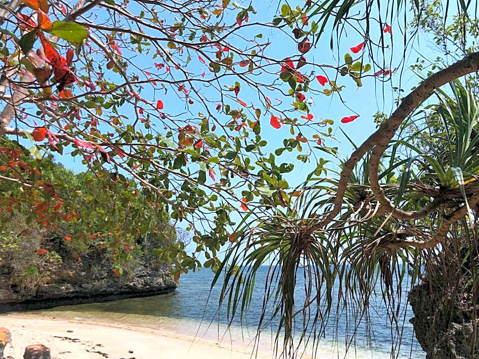 CASA BOLO IN ALAMINOS with HIDDEN WHITE BEACH near 100 Islands