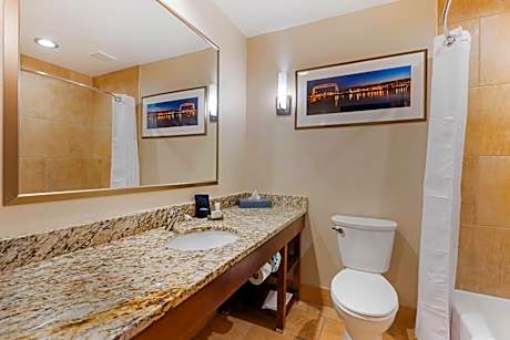 Queen Room with City View - Non-Smoking