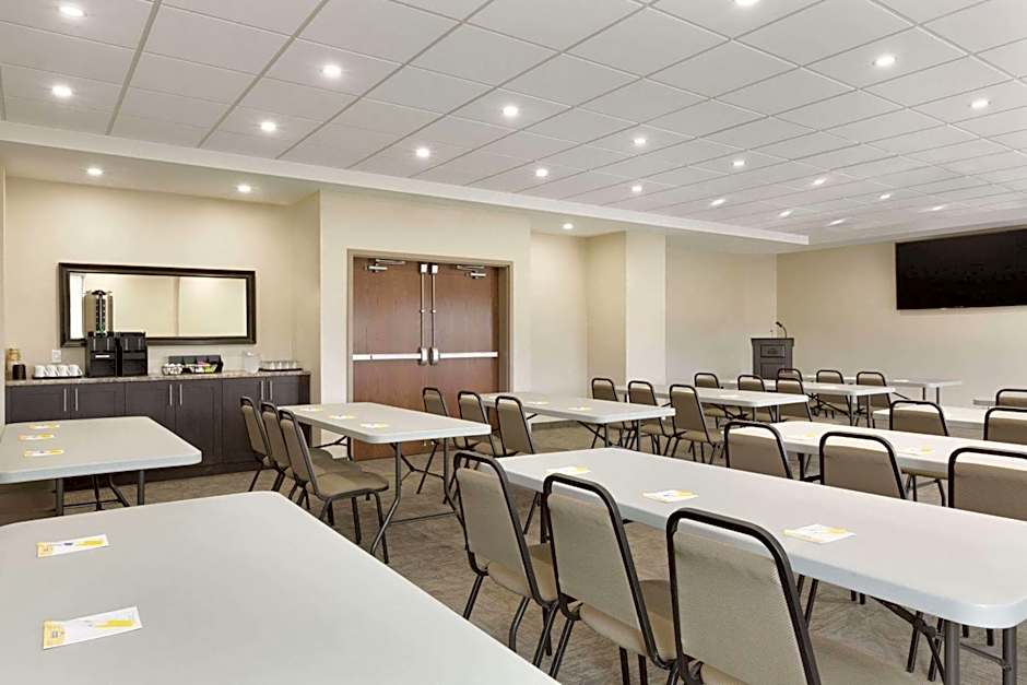 Days Inn & Suites by Wyndham Lindsay