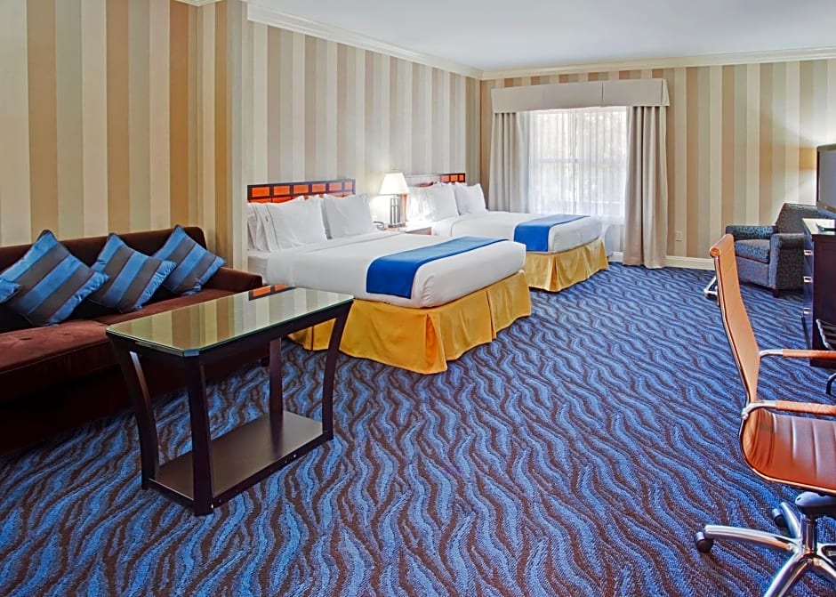 Holiday Inn Express Hotel & Suites Santa Cruz, an IHG Hotel