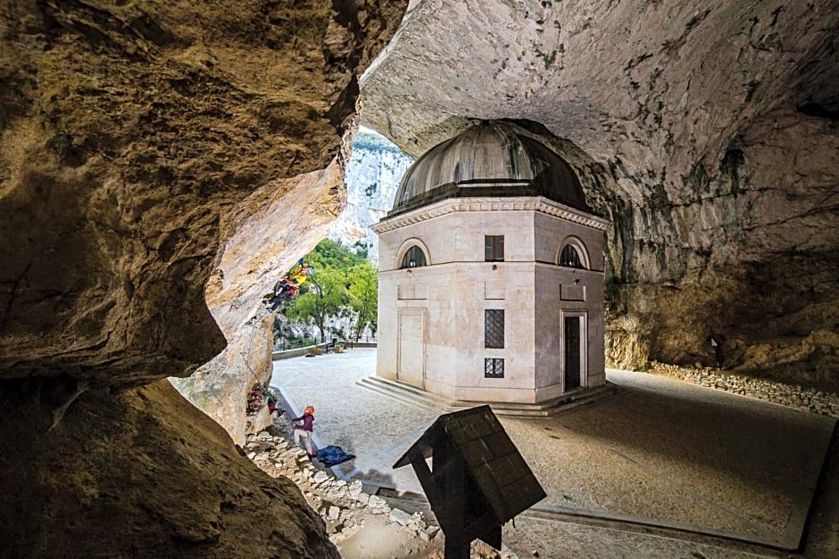 B&B Bivacco Frasassi climbing & trail running house