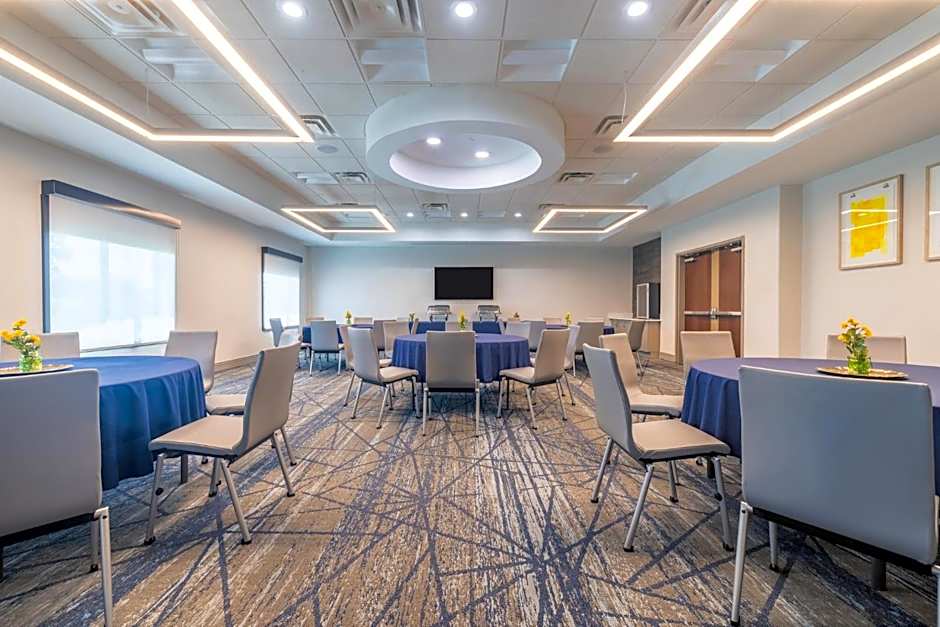 Holiday Inn Express & Suites Kansas City Airport By IHG