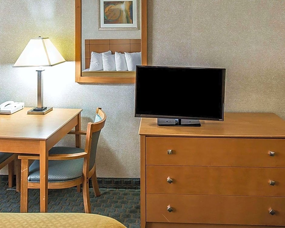 Quality Inn at Collins Road - Cedar Rapids