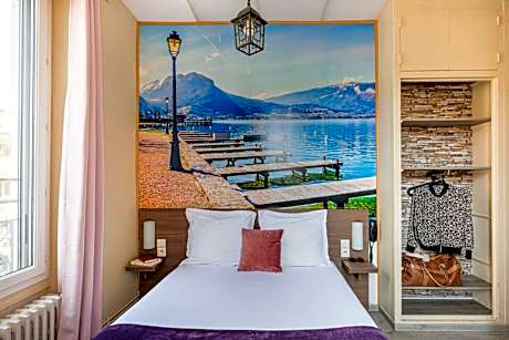 Standard Double Room with Canal View - 39 ft²