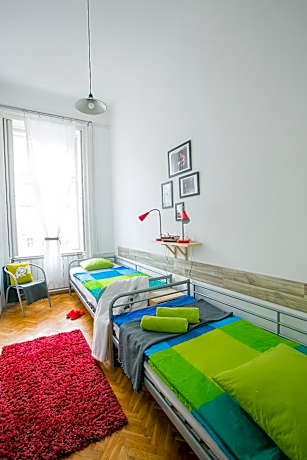 Budget Twin Room with Shared Bathroom