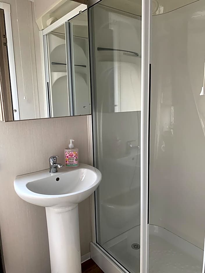 Hot tub breakaways with castle view