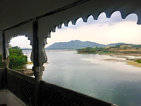 Vallabh Garh- A Lake Retreat