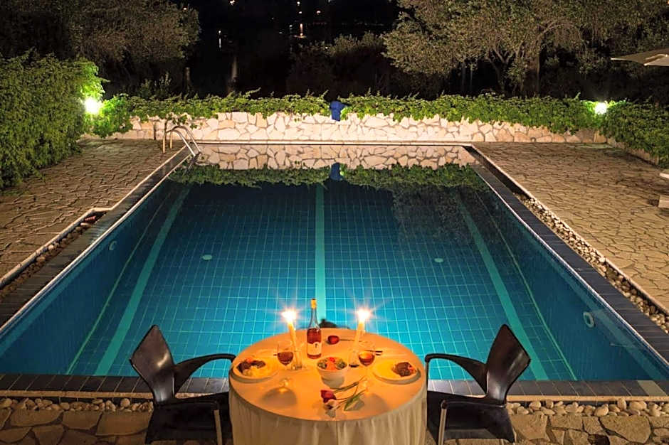 Amfitriti Hotel & Studios