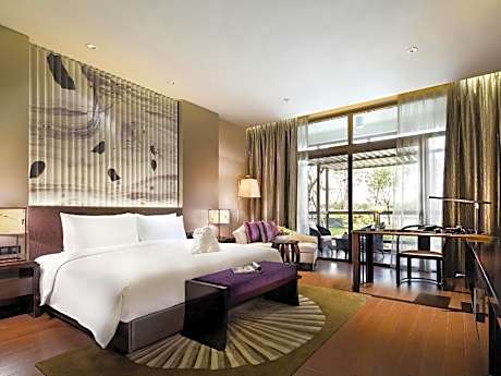 Lake View Queen Room